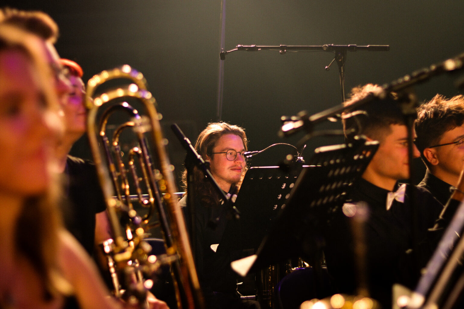 Žesťová sekce orchestru při koncertu